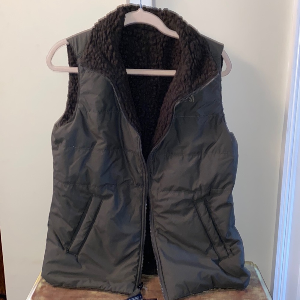 NWT
THE NORTH FACE Women's Merriwood Reversible Vest Med green